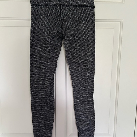 SIZE 6 LULULEMON LEGGINGS WITH PATTERN - Picture 3 of 3